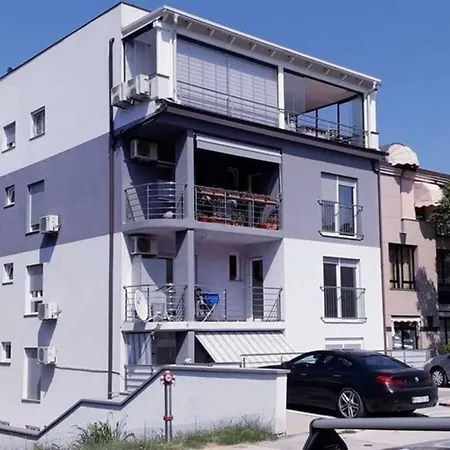 Franko - Uz Parking Apartment *